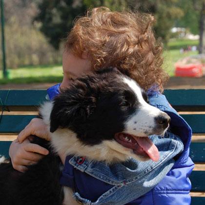 Crescere con un cane insegna al bambino a condividere spazi, giochi e attenzione dei genitori
