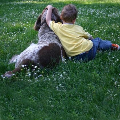 Il bambino e il cane hanno molto in comune, affrontano la vita con ottimismo, si divertono anche per le piccole cose e d